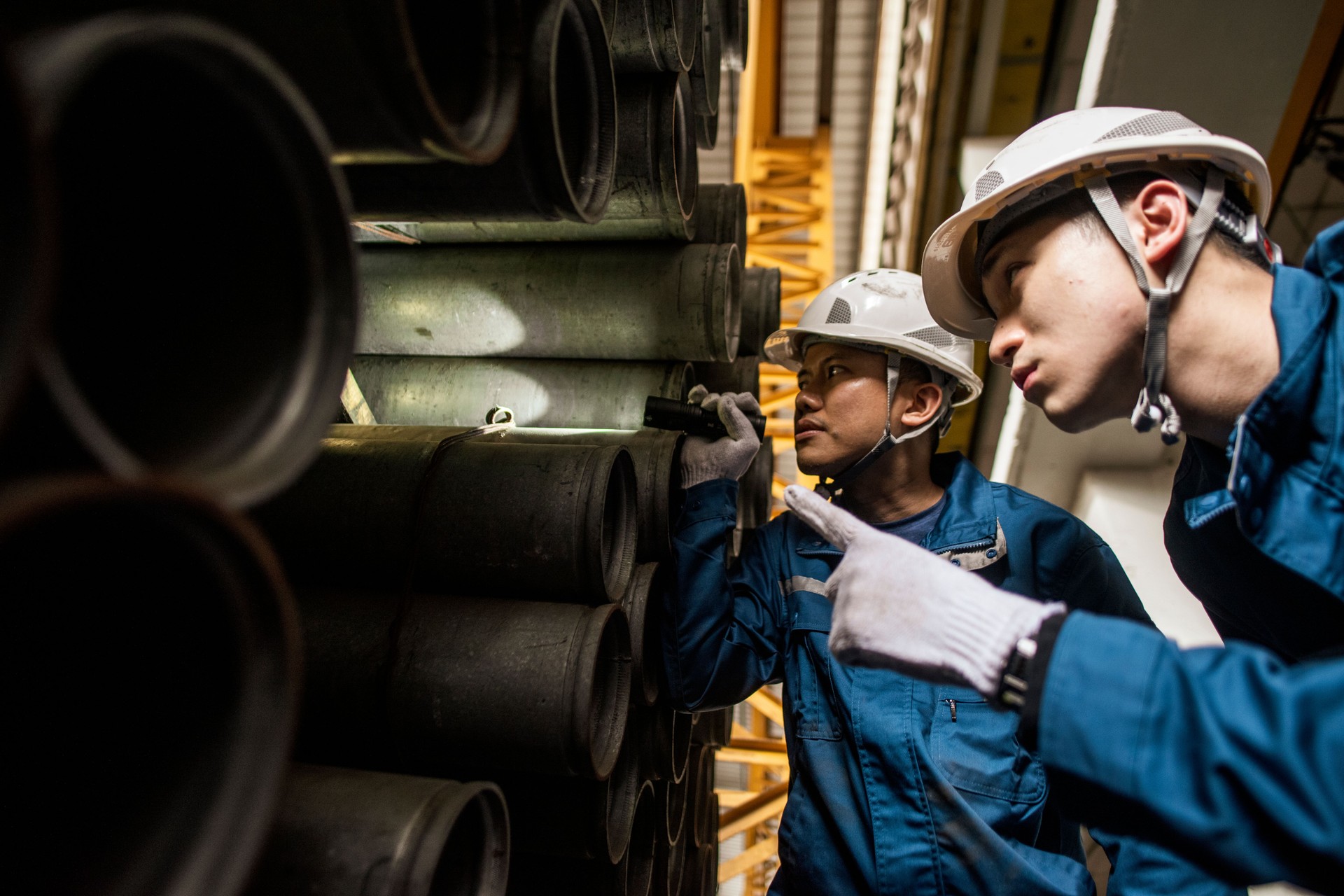Des travailleurs asiatiques au travail dans une aciérie