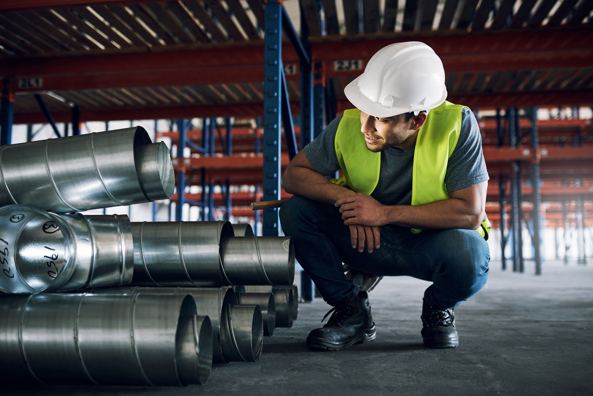 Plan d’un jeune homme effectuant des inspections sur un chantier de construction