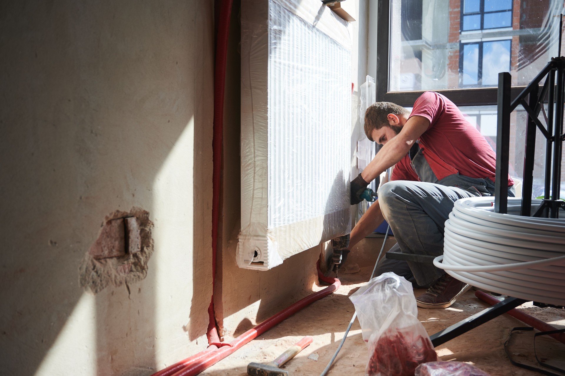 Plombier professionnel installant le système de chauffage dans l’appartement.